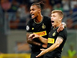 Memanfaatkan bola tendangan bebas Sensi yang membentur mistar gawang, ia melakukan tendangan voli yang menghujam jala Slavia. Skor berubah sama kuat 1-1.