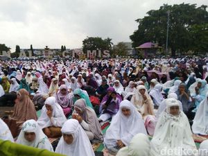 Video Warga Ciamis Salat Minta Hujan Lantaran Kemarau Panjang