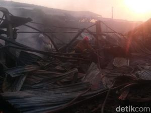 Pabrik Kasur di Cirebon Ludes Terbakar