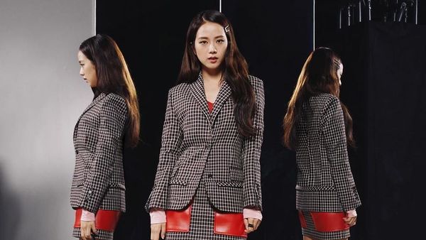 Intip Gaya Stylish Jisoo Blackpink Nonton Fashion Show Burberry