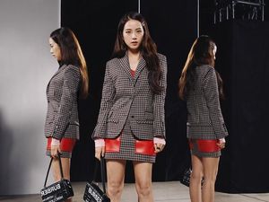Intip Gaya Stylish Jisoo Blackpink Nonton Fashion Show Burberry
