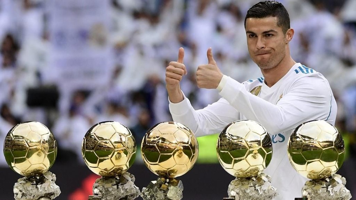 Cristiano Ronaldo ingin melampaui trofi Ballon dOr milik Lionel Messi (Foto: PIERRE-PHILIPPE MARCOU / AFP))