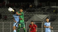Merrick Vicente berusaha menyelamatkan gawangnya dari serangan para pemain Indonesia.