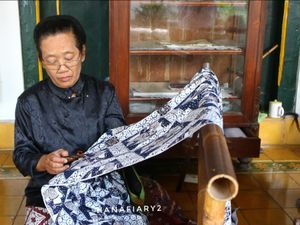 Seorang pembatik di keraton Yogyakarta