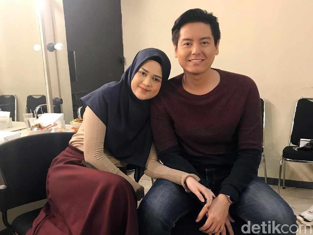 Cut Meyriska Akui Belum Bulan Madu bersama Roger Danuarta Cut Meyriska Akui Belum Bulan Madu bersama Roger Danuarta