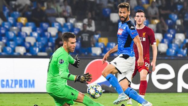 Jika ke Liverpool, Ugurcan Cakir akan bersaing dengan Adrian.