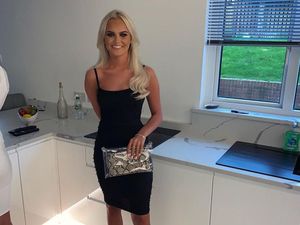 Wanita Ini Viral Karena Tak Sadar Pakai Sepatu Terbalik, Diketawain Netizen