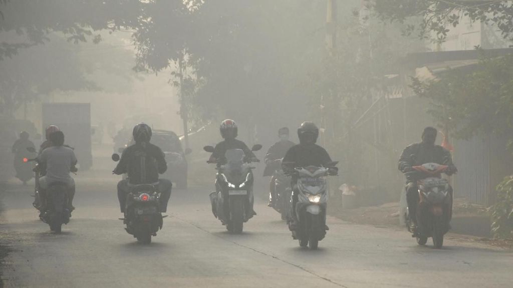 Kabut Asap Landa Makassar Akibat Kebakaran di TPA Antang