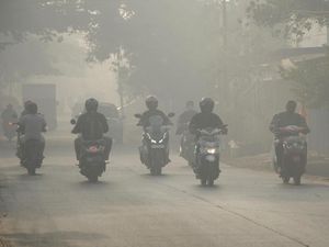 Kabut Asap Landa Makassar Akibat Kebakaran di TPA Antang Kabut Asap Landa Makassar Akibat Kebakaran di TPA Antang