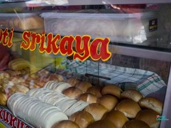 Bernostalgia Minum Es Kopi dan Roti Srikaya di Area Halte Glodok