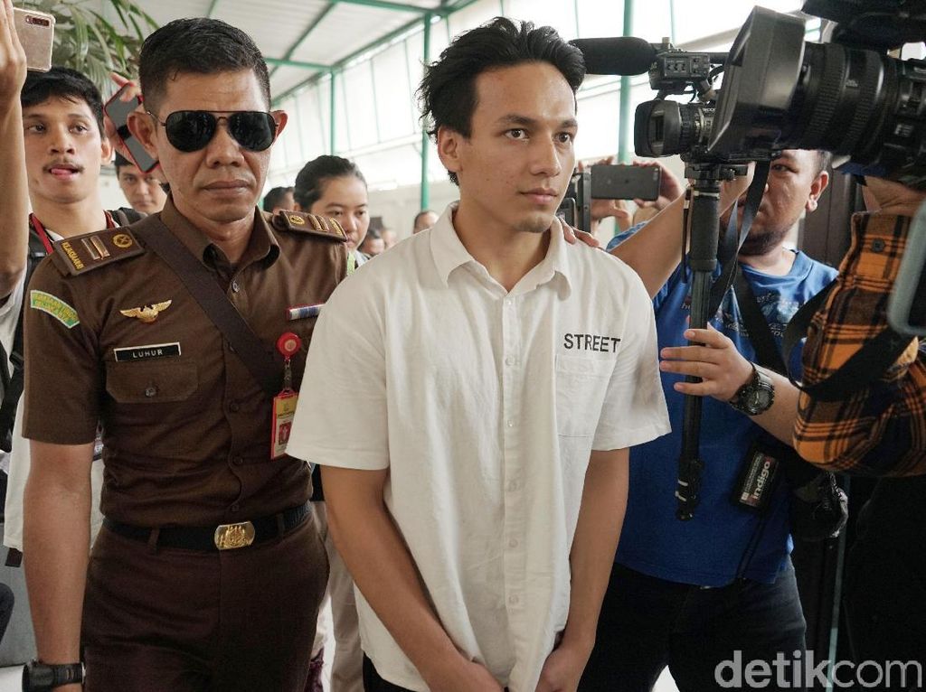 Jefri Nichol Dituntut 10 Bulan Penjara Jefri Nichol Dituntut 10 Bulan Penjara