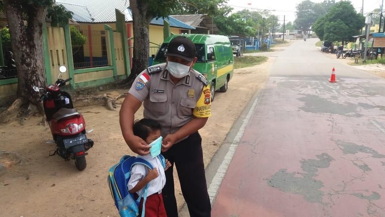 Asap Karhutla Mulai Kepung Kepri, Masker Dibagikan ke Warga
