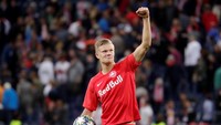 Pada 17 September 2019, Erling Haaland menandai debutnya di ajang Liga Champions dengan hat-trick untuk melumat Genk dengan skor 6-2. Foto: REUTERS/Leonhard Foeger