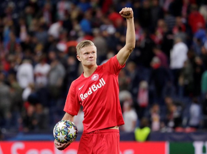 Soccer Football - Champions League - Group E - FC Salzburg v KRC Genk - Red Bull Arena Salzburg, Salzburg, Austria - September 17, 2019  RB Salzburg's Erling Braut Haaland celebrates winning the match and scoring a hat-trick with the match ball             REUTERS/Leonhard Foeger