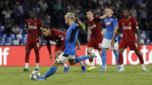 Untuk sementara Napoli berada di puncak klasemen Grup E Liga Champions.