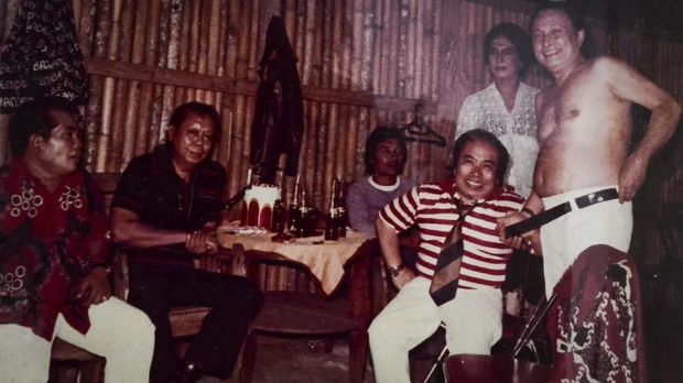 Penampilan Aneka Ria Srimulat Jakarta, terkadang mereka mengundang pelawak di luar Srimulat untuk ikut tampil.