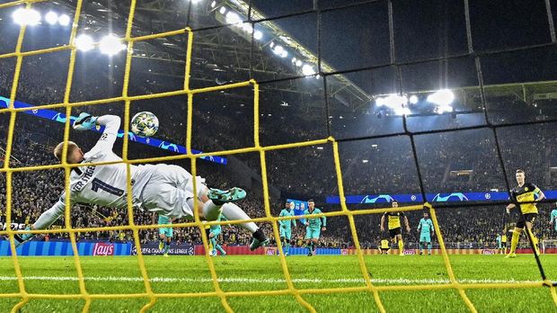 Marc Andre Ter Stegen sukses menepis tendangan penalti Marco Reus. (