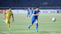 Unggul 1-0, Persib makin bernafsu menekan pertahanan Semen Padang. Tapi, lagi-lagi peluang yang didapat mampu digagalkan Teja Paku Alam.