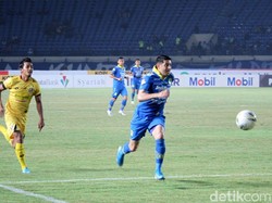 Unggul 1-0, Persib makin bernafsu menekan pertahanan Semen Padang. Tapi, lagi-lagi peluang yang didapat mampu digagalkan Teja Paku Alam.