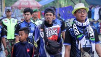 Mereka kompak memakai kaos warna biru.