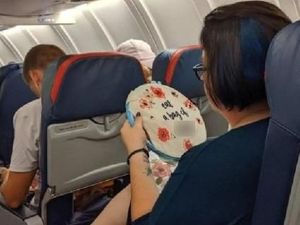 Viral di Facebook! Penumpang Pesawat Menyulam Pesan Jorok Viral di Facebook! Penumpang Pesawat Menyulam Pesan Jorok