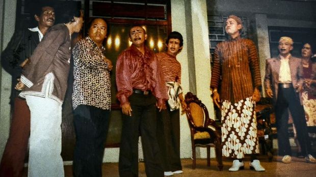 Penampilan Aneka Ria Srimulat Jakarta, terkadang mereka mengundang pelawak di luar Srimulat untuk ikut tampil.