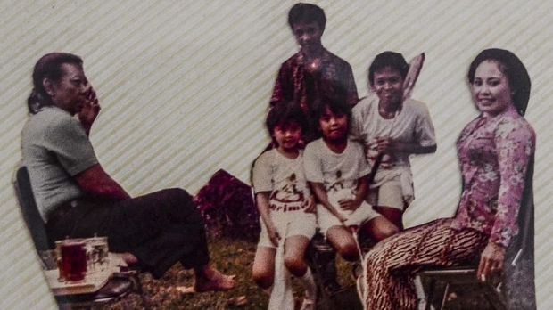Teguh bersama istri kedua, Jujuk Juwariyah, dan keempat orang anaknya.