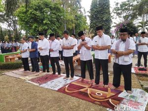 Kemarau Panjang, Ribuan Warga Ciamis Salat Minta Hujan Kemarau Panjang, Ribuan Warga Ciamis Salat Minta Hujan