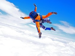 Insiden Horor Skydiving: Instruktur Patah Kaki, Turisnya Meninggal