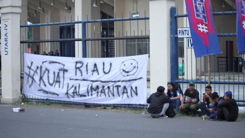 Spanduk Solidaritas untuk Korban Karhutla di Laga Persib Vs Semen Padang