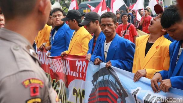 Massa Demo di KPK Pakai Jas Almamater Tanpa Logo Universitas