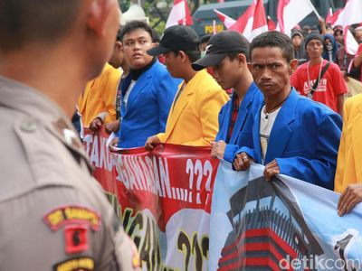 Massa Demo di KPK Pakai Jas Almamater Tanpa Logo Universitas