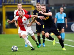 Inter berusaha untuk membuka celah pertahanan tim tamu lima menit sebelum turun minum. Tetapi hingga babak pertama berakhir skor 0-0 tak berubah.