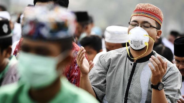 Pakai Masker, Warga Kalteng Salat Minta Hujan