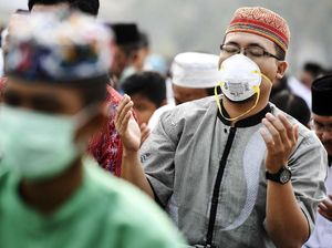Pakai Masker, Warga Kalteng Salat Minta Hujan Pakai Masker, Warga Kalteng Salat Minta Hujan