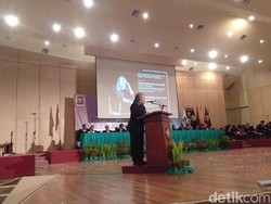 Oscar Motuloh Terima Anugerah Empu Ageng dari ISI Yogyakarta