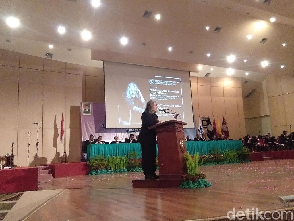 Oscar Motuloh Terima Anugerah Empu Ageng dari ISI Yogyakarta Oscar Motuloh Terima Anugerah Empu Ageng dari ISI Yogyakarta