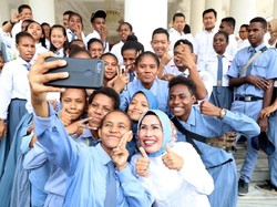 Bupati Tatu Jamin Layanan Terbaik untuk Pelajar Papua di Serang