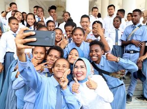 Bupati Tatu Jamin Layanan Terbaik untuk Pelajar Papua di Serang Bupati Tatu Jamin Layanan Terbaik untuk Pelajar Papua di Serang