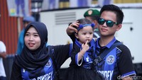 Sebagian dari mereka mengajak anaknya yang masih balita.
