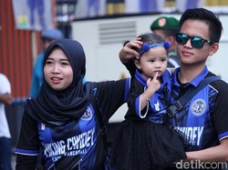 Sebagian dari mereka mengajak anaknya yang masih balita.