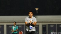 Bima Sakti memberikan pengarahan kepada Marcell Januar dkk.