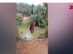 Astaga, 20 Tahun Warga Rokan Hulu Flying Fox Naik Motor