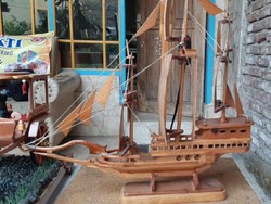 Limbah Kayu Sisa Produk Mebel Disulap Jadi Miniatur Pinisi