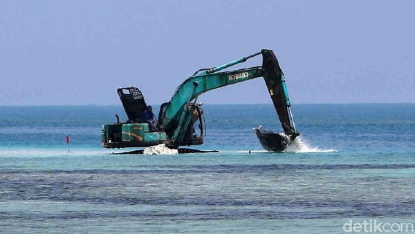 Melihat Pembangunan Tanggul Laut di Pulau Panggang
