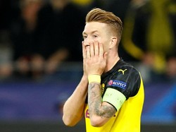 Dortmund mendapat kesempatan untuk melesakkan gol di babak kedua lewat eksekusi penalti Marco Reus, namun tembakannya mampu dimentahkan Ter Stegen. REUTERS/Wolfgang Rattay.