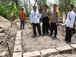 Rumah Nenek Sebatang Kara di Bojonegoro Ambruk, Ini Upaya Warga dan Polisi