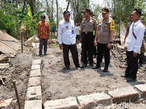 Rumah Nenek Sebatang Kara di Bojonegoro Ambruk, Ini Upaya Warga dan Polisi Rumah Nenek Sebatang Kara di Bojonegoro Ambruk, Ini Upaya Warga dan Polisi