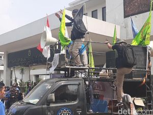 Buruh dan DPRD Bandung Barat Kompak Tolak Kenaikan BPJS Kesehatan Buruh dan DPRD Bandung Barat Kompak Tolak Kenaikan BPJS Kesehatan
