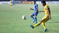 Para pemain dari kedua kesebelasan saling melancarkan serangan.